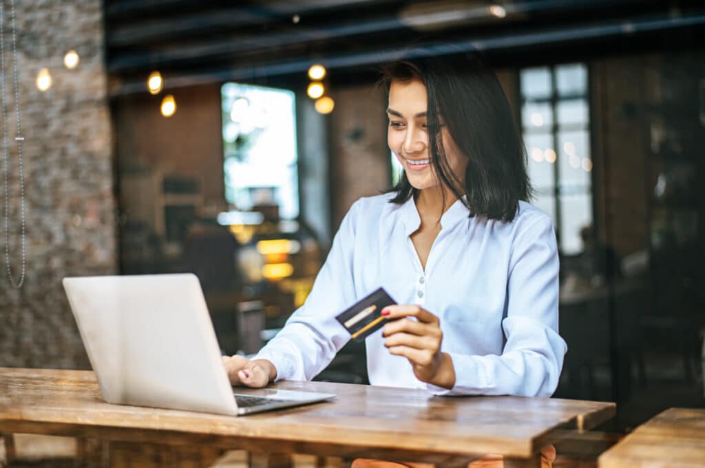 Como solicitar cartão de crédito para score baixo? melhores cartoes para quem tem score baixo