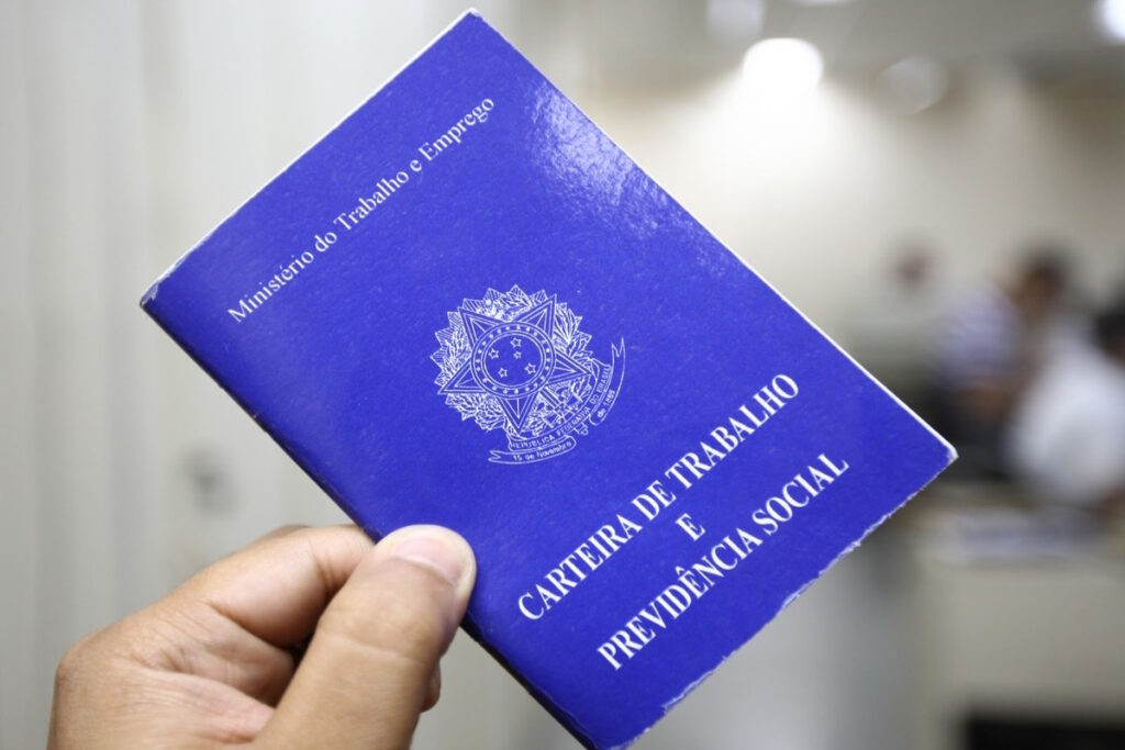 Como Descobri Meus Direitos ao Receber Aviso Prévio registros antigos carteira de trabalho-